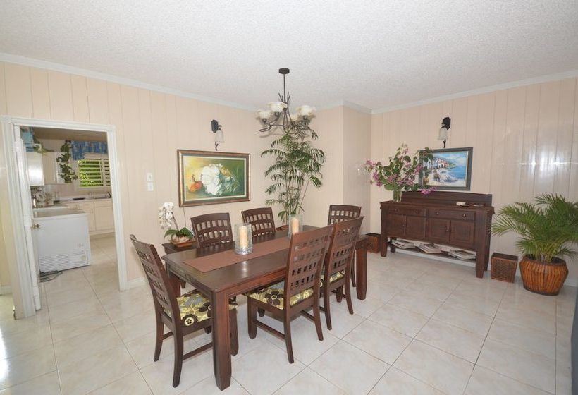 Idleawile Villa, 5br By Jamaican Treasures