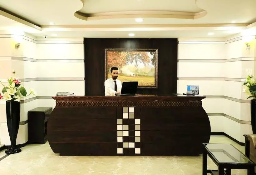 ホテル Crown Plaza Residency