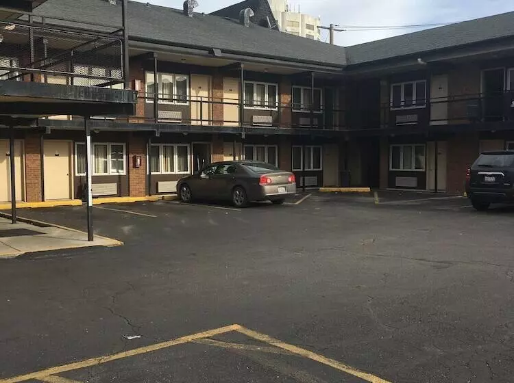 Motelli Midway Inn & Suites