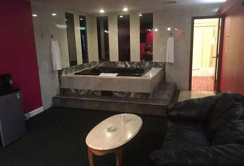 Motelli Midway Inn & Suites