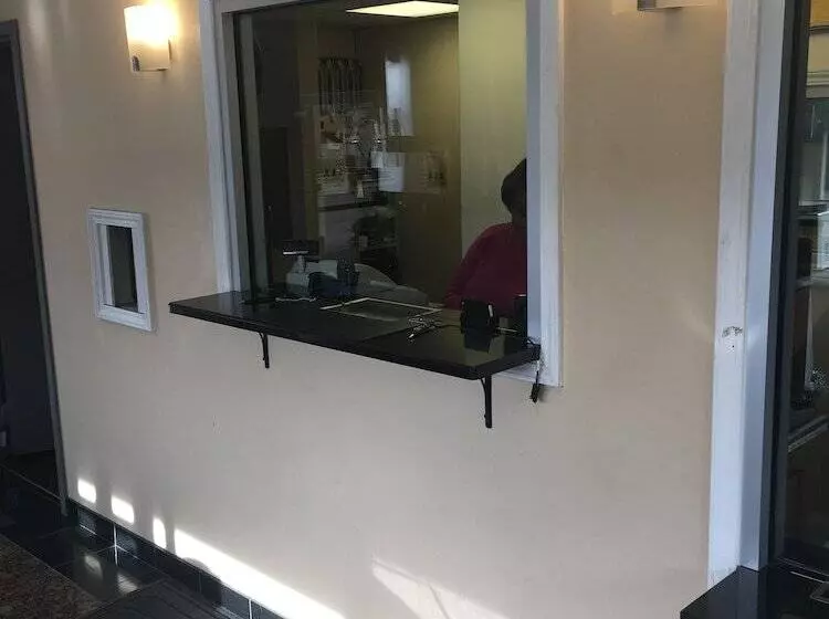 Motelli Midway Inn & Suites