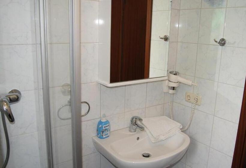 Отель Dorfkrug Busum