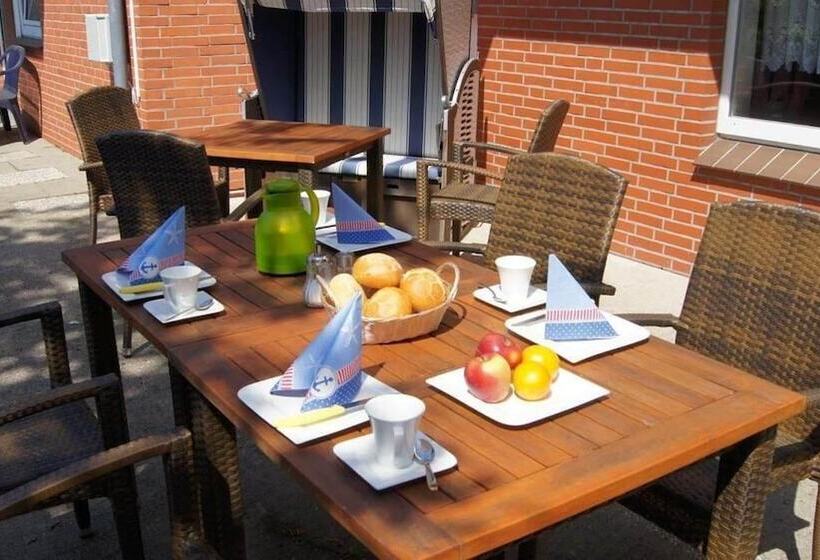 Отель Dorfkrug Busum