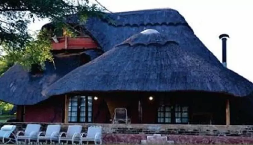 هتل Nyangombe Safari Lodge