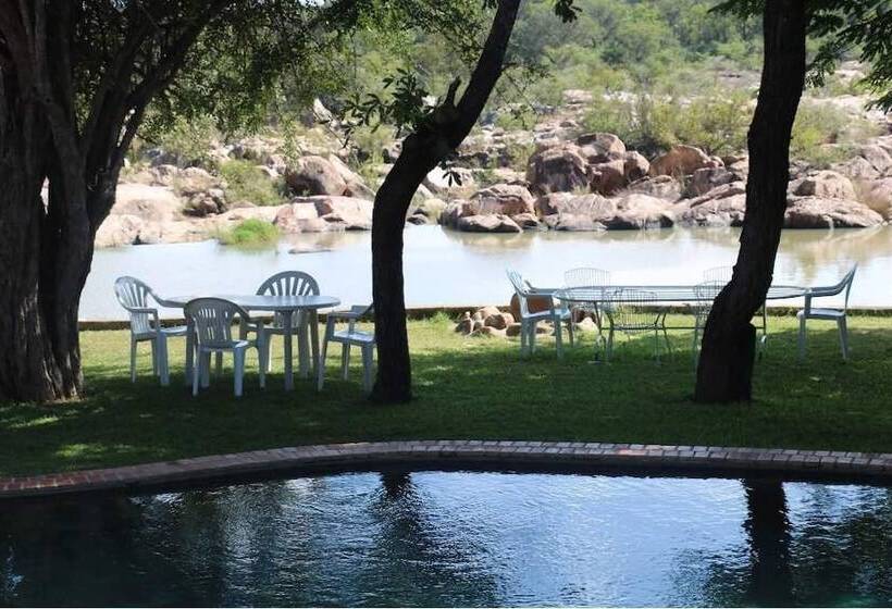 هتل Nyangombe Safari Lodge