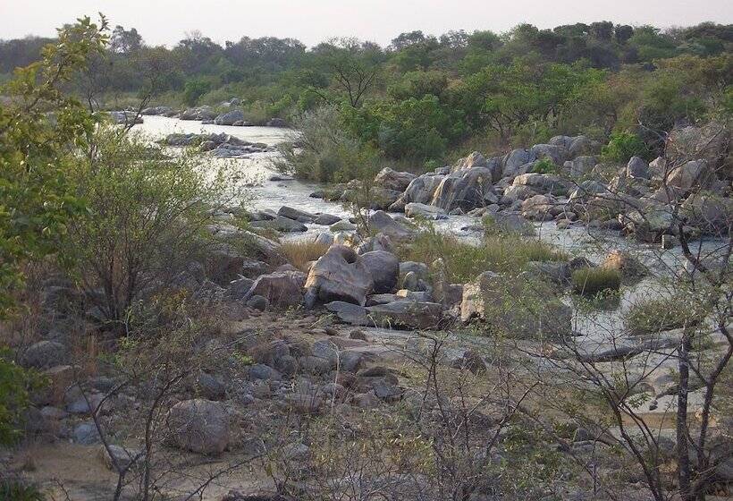 هتل Nyangombe Safari Lodge