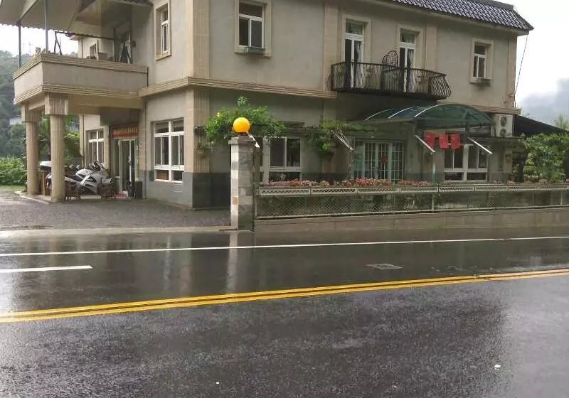 Shuanghu Garden B&b