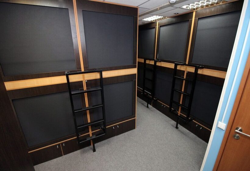 ユースホステル Homebox Capsule