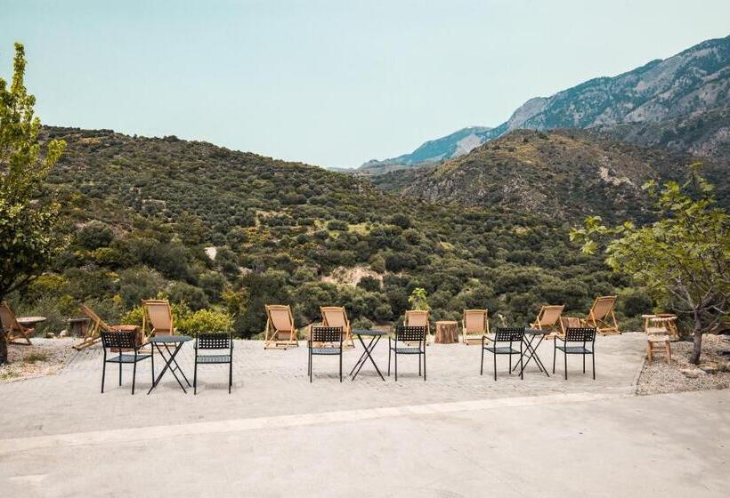 هتل Monastery Estate Retreat