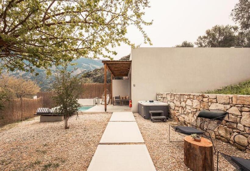 هتل Monastery Estate Retreat