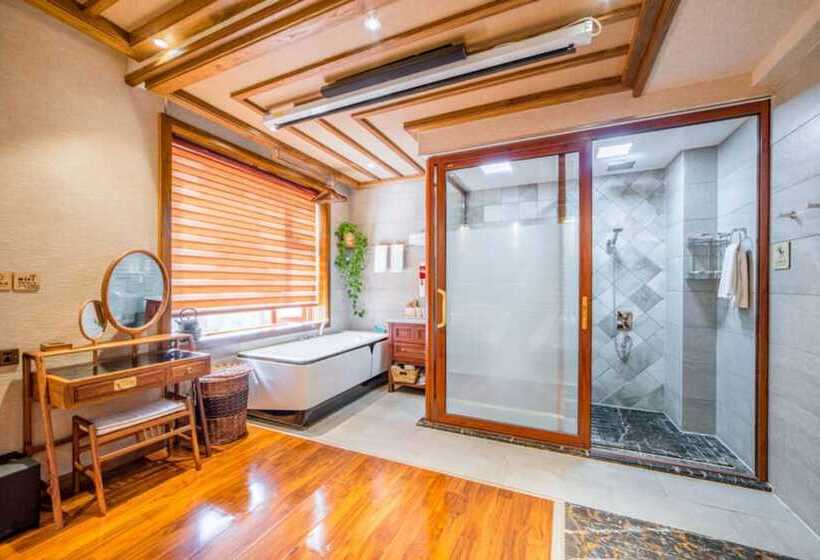 Riverside Boutique Inn