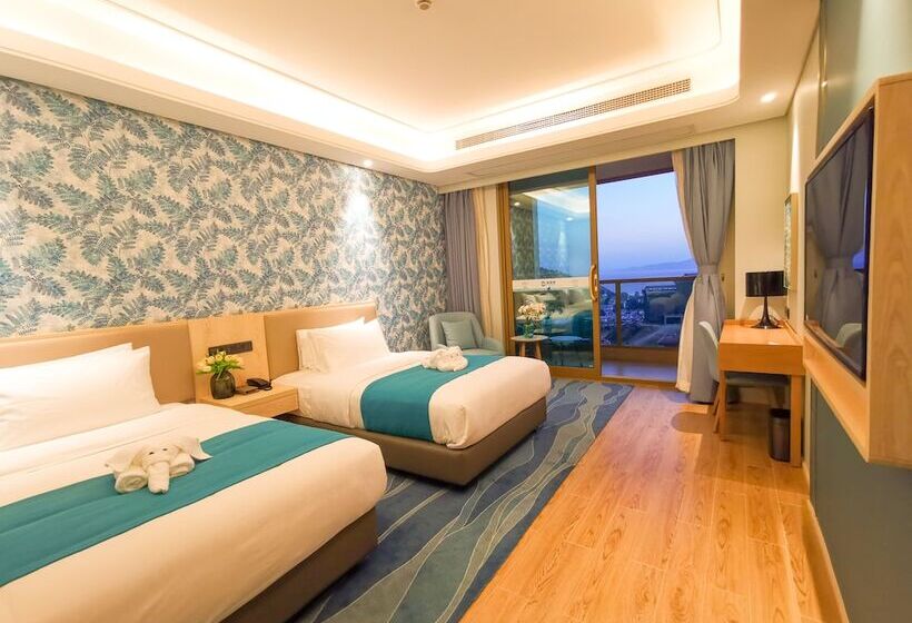 Emerald Bay Hotel Fuxian Lake