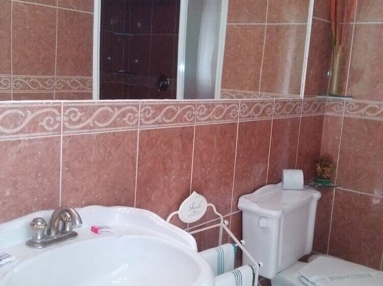 Отель Esmeralda