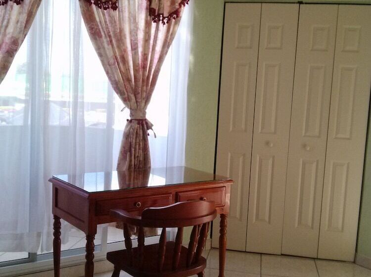 Отель Esmeralda