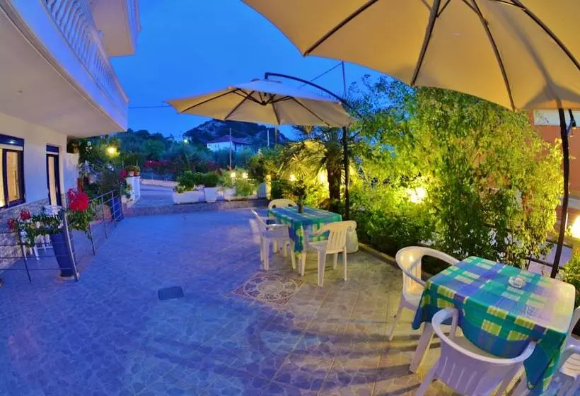 Hotelli Mesogeios 2000
