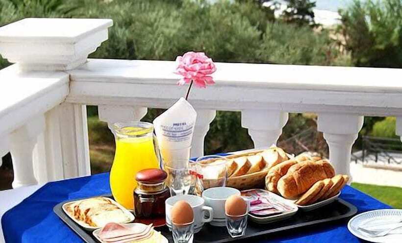 ホテル Mesogeios 2000