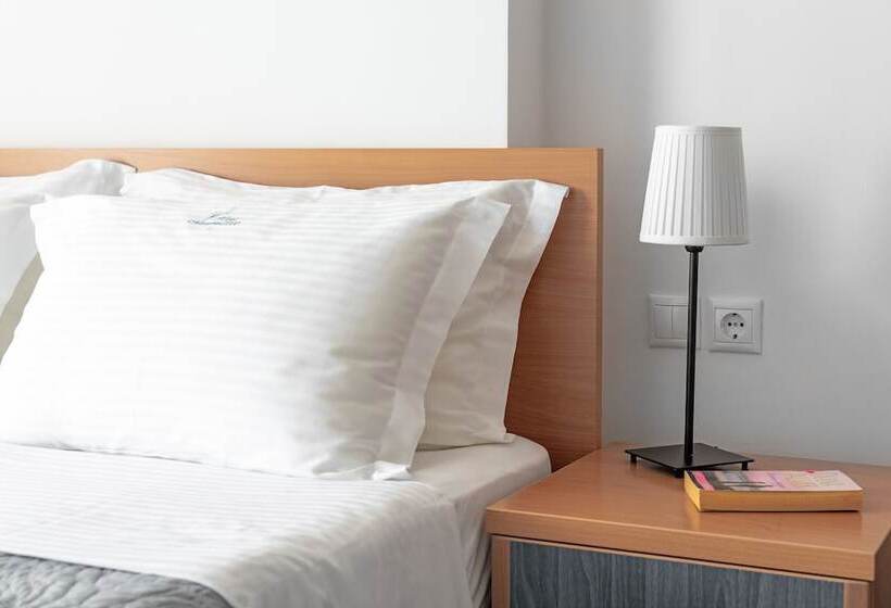 ホテル Mesogeios 2000