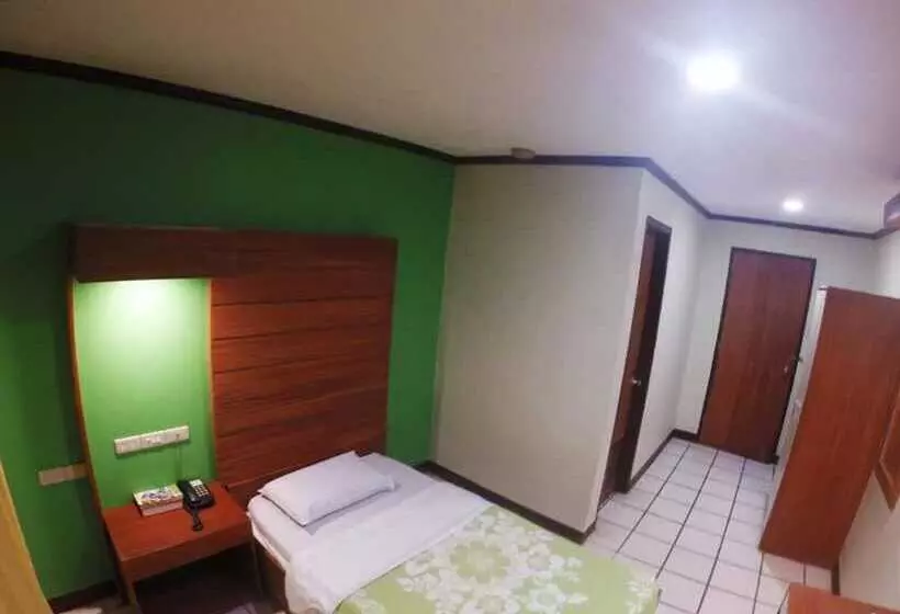 هتل Goodnews Travellers Inn