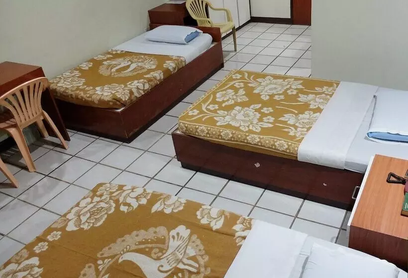 هتل Goodnews Travellers Inn