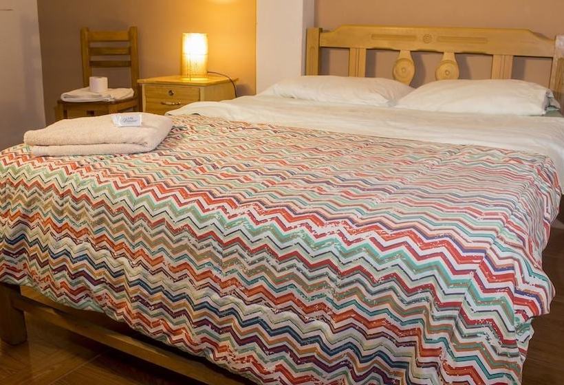 La Casa De Bamboo  Hostel