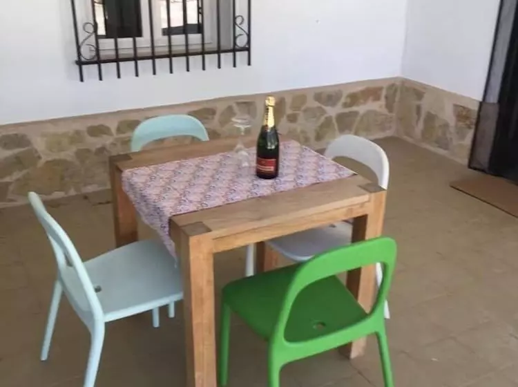 تختخواب و صبحانه Alegría