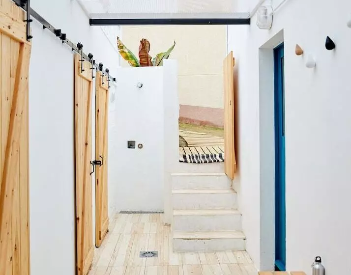 Caión Surf House   Hostel