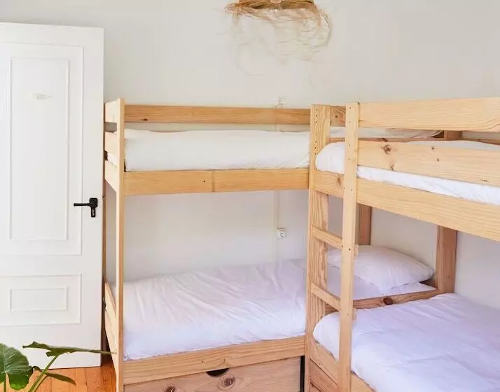 Caión Surf House   Hostel