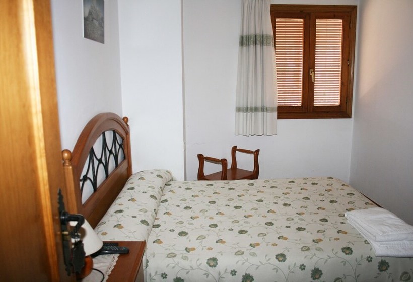 Общежитие Hostal Entreportales