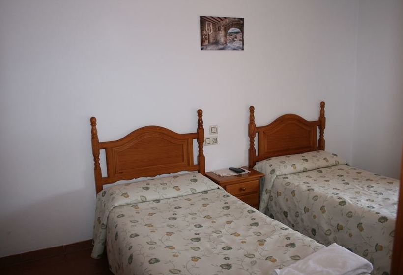 Общежитие Hostal Entreportales