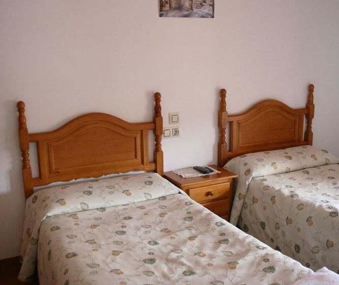 Общежитие Hostal Entreportales