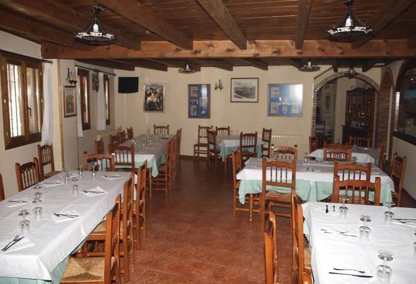 Общежитие Hostal Entreportales