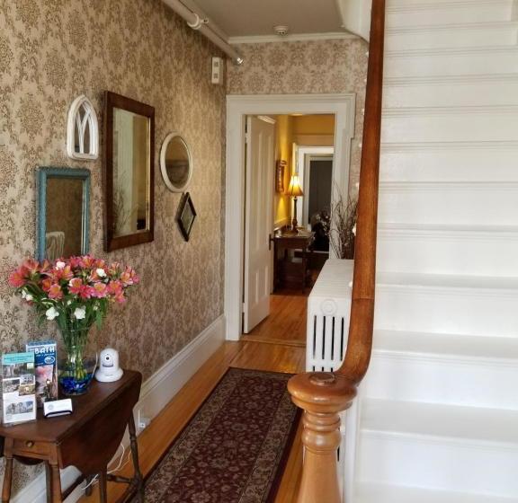 Benjamin F. Packard House Bed And Breakfast