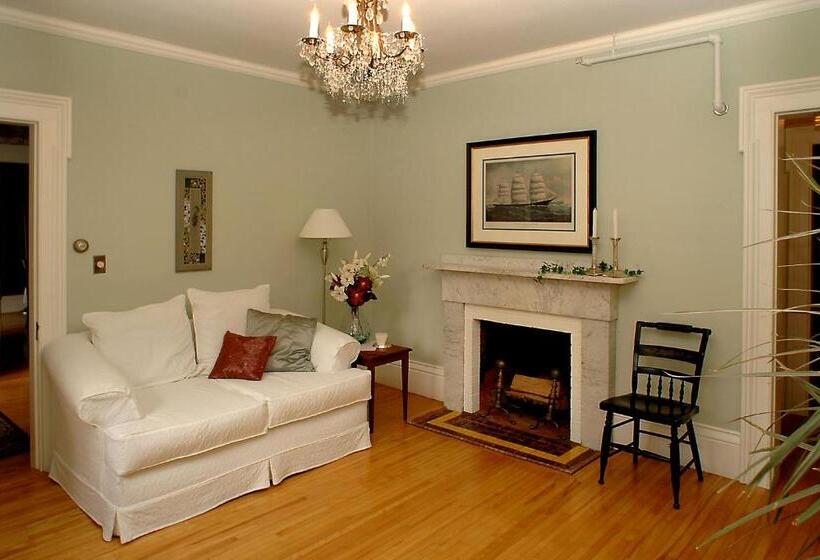 Benjamin F. Packard House Bed And Breakfast