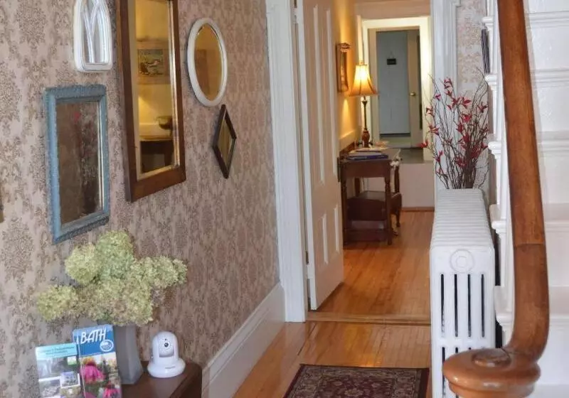 Benjamin F. Packard House Bed And Breakfast