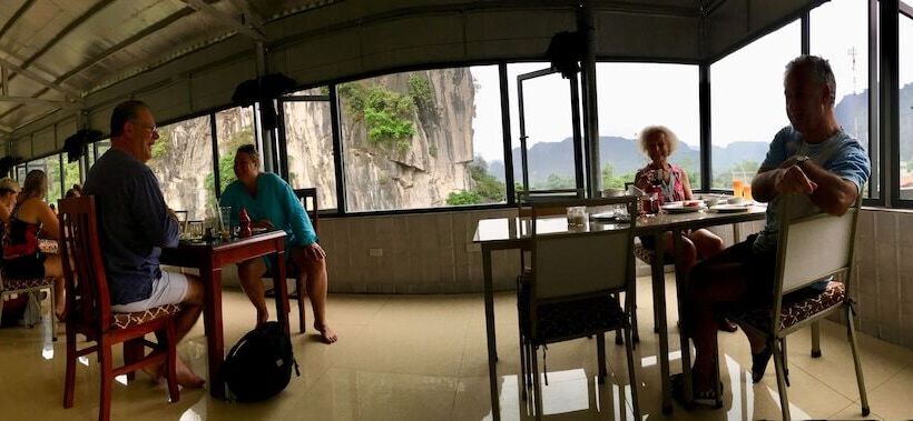 هتل Limestone View Homestay