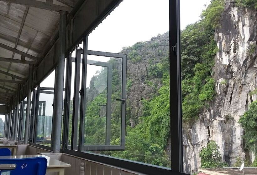 هتل Limestone View Homestay