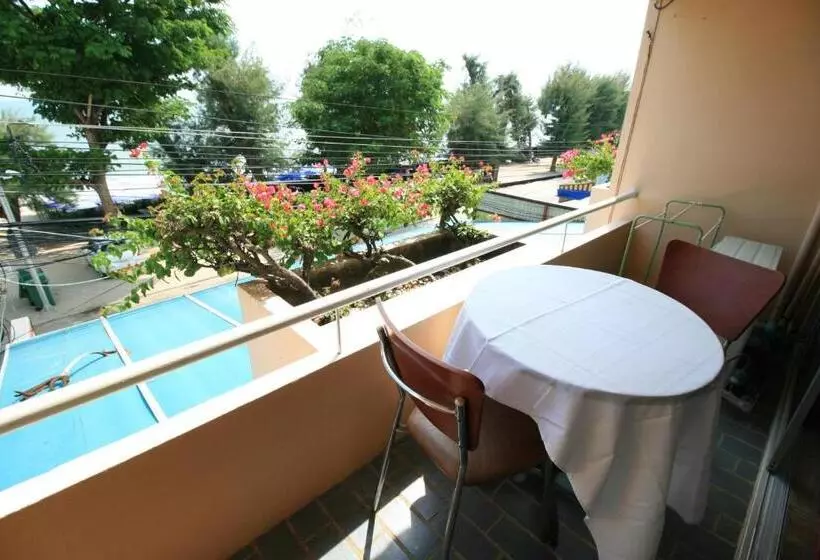 Beachfront Hotel Cha Am