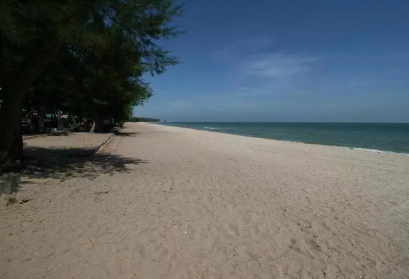 Beachfront Hotel Cha Am