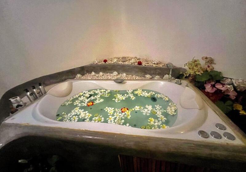 בית מלון כפרי Majestic Sea View Resort