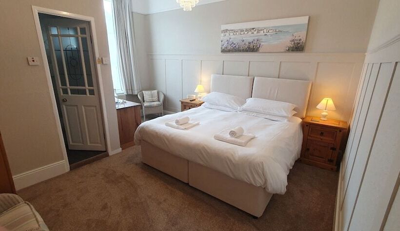 Heathcliff House B&b Exclusively For Adults Free Large Carpark