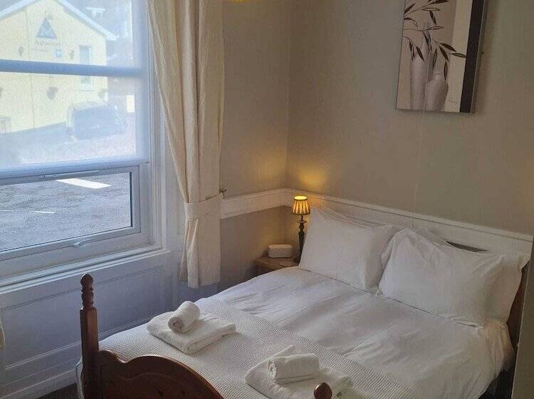 Heathcliff House B&b Exclusively For Adults Free Large Carpark