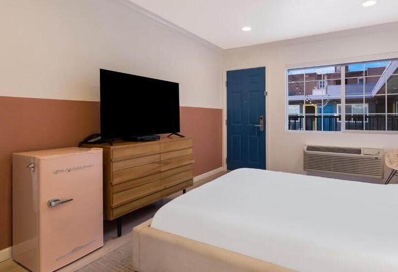 Отель Signature Inn Oakland