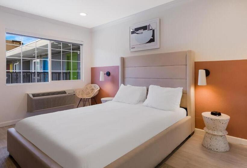 Отель Signature Inn Oakland