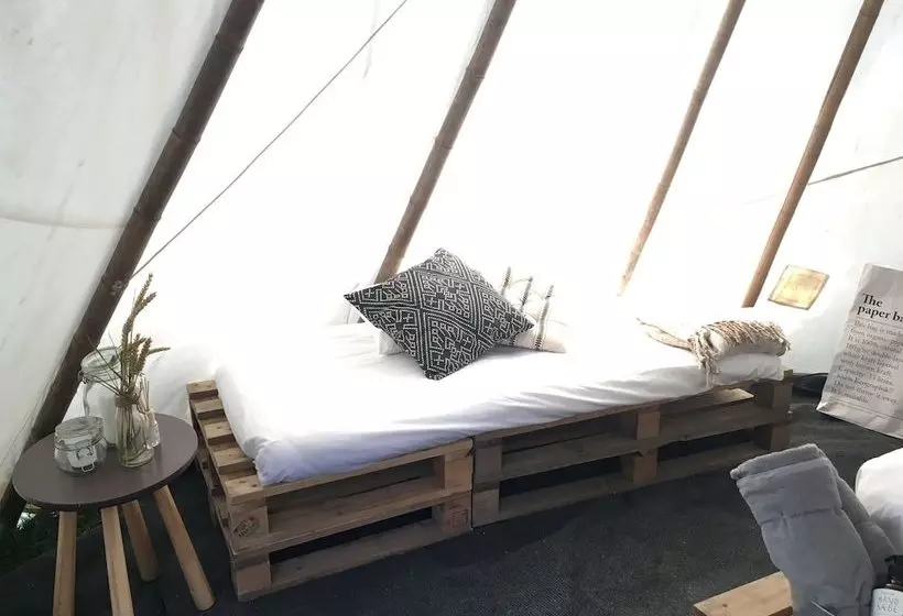 هتل White House On Wye Glamping