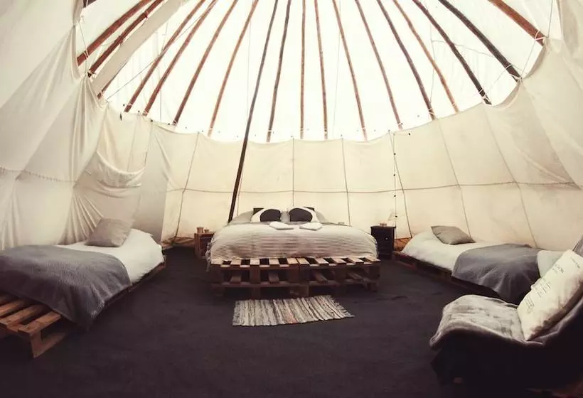 هتل White House On Wye Glamping