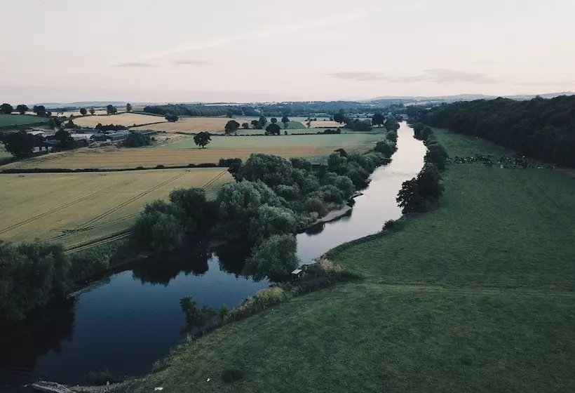 هتل White House On Wye Glamping