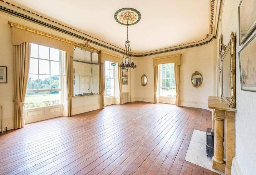 Пансион Barbie House ,opposite The Beach & Pier ,2 Ground Floor Apartments Each With Private Car Space & Gar