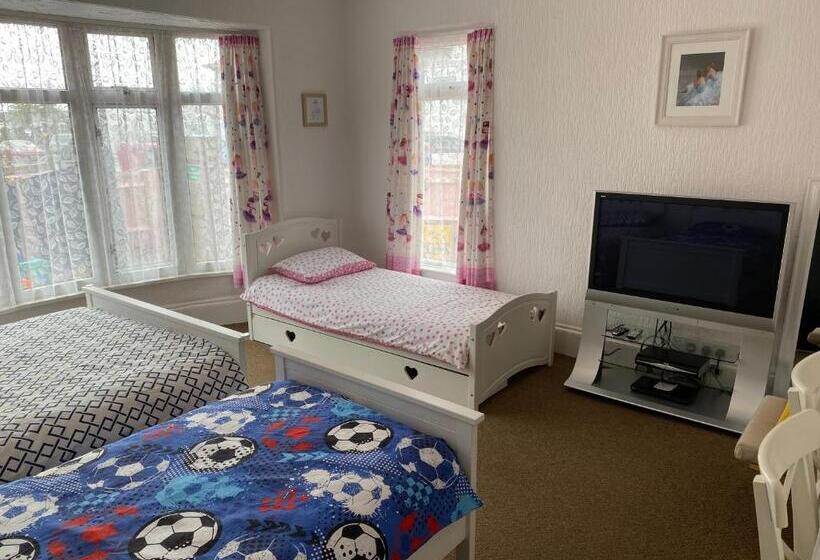 Пансион Barbie House ,opposite The Beach & Pier ,2 Ground Floor Apartments Each With Private Car Space & Gar