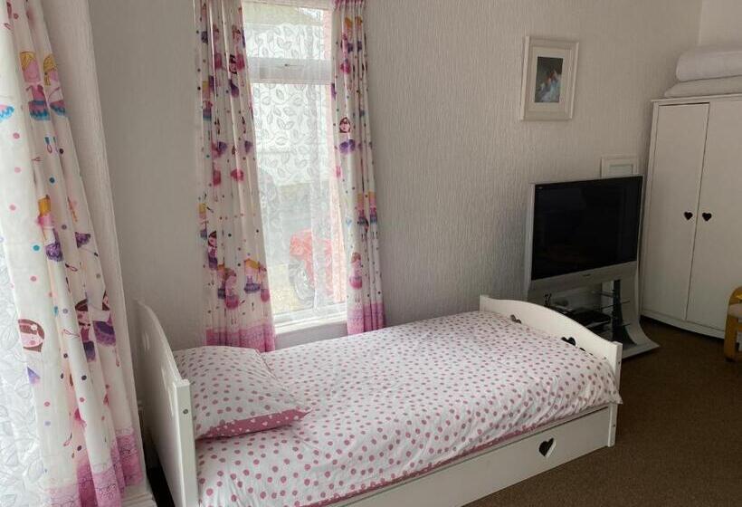 Пансион Barbie House ,opposite The Beach & Pier ,2 Ground Floor Apartments Each With Private Car Space & Gar