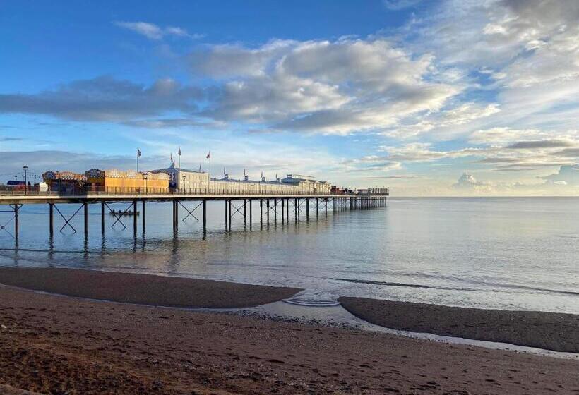 Пансион Barbie House ,opposite The Beach & Pier ,2 Ground Floor Apartments Each With Private Car Space & Gar